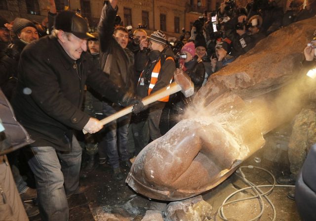 ukrainians attack iconic lenin statue with hammers