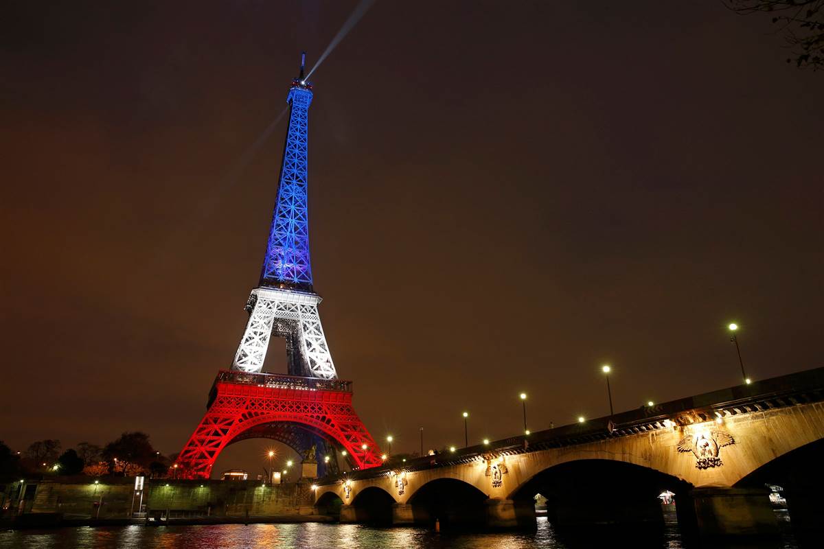 151116-eiffel-tower-red-white-blue-1240p_6eac43f24b6e3c7448aef4c6cfb525a9.nbcnews-fp-1200-800